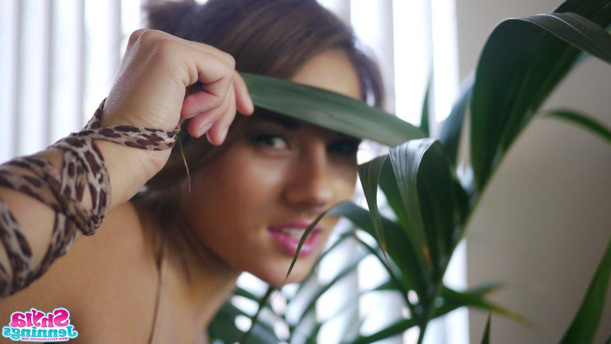 20P Pictures of teen cutie Shyla Jennings playing with her wet vagina