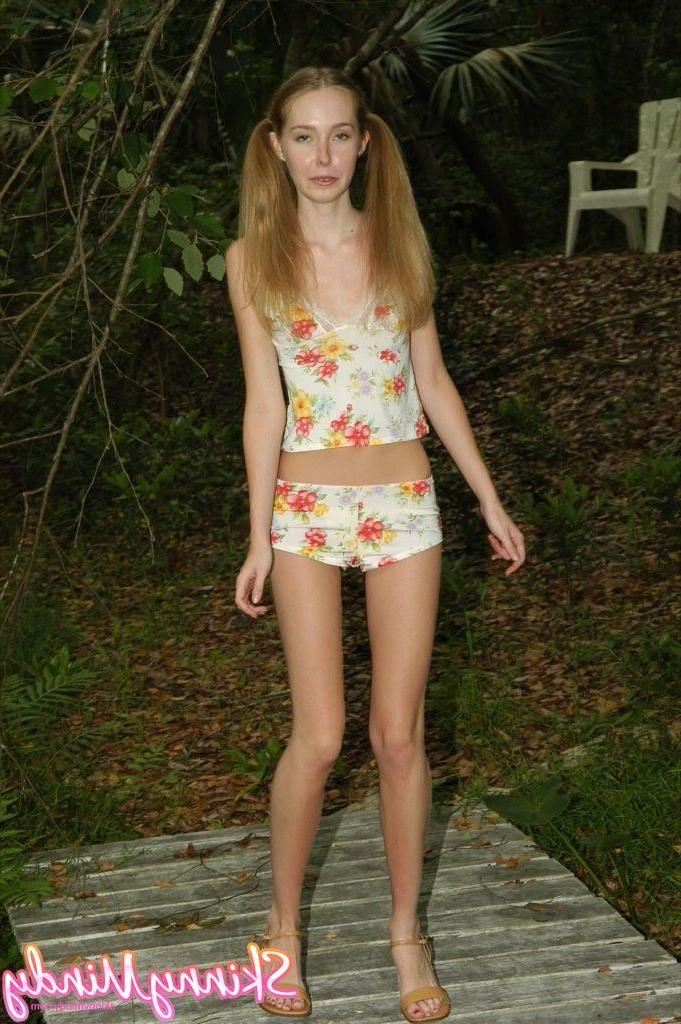 20P Pictures of teen Skinny Mindy teasing outside