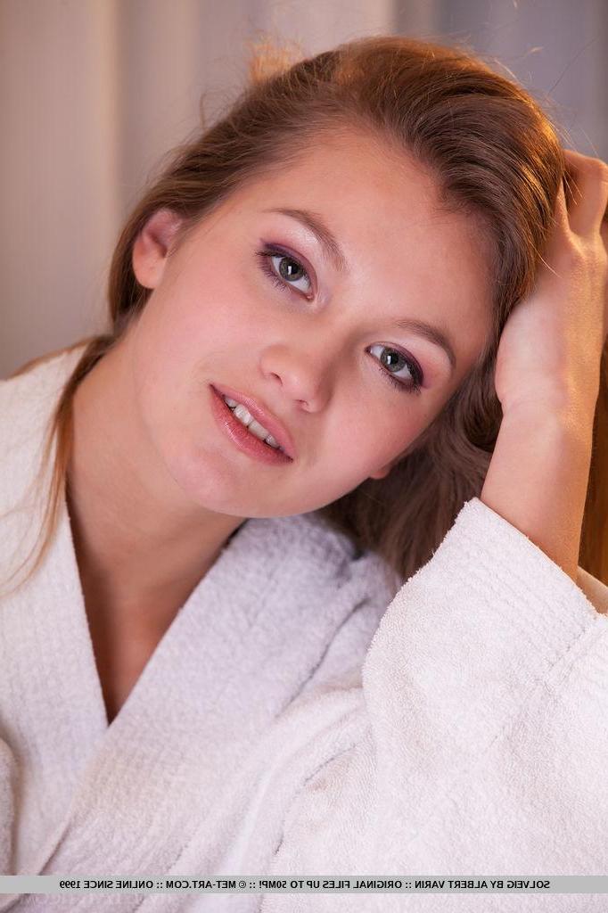 18P Hot girl Solveig removes her robe to reveal her beautiful nude body