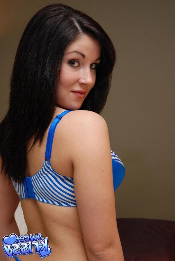 20P Pictures of Sweet Krissy inviting you to bed with her