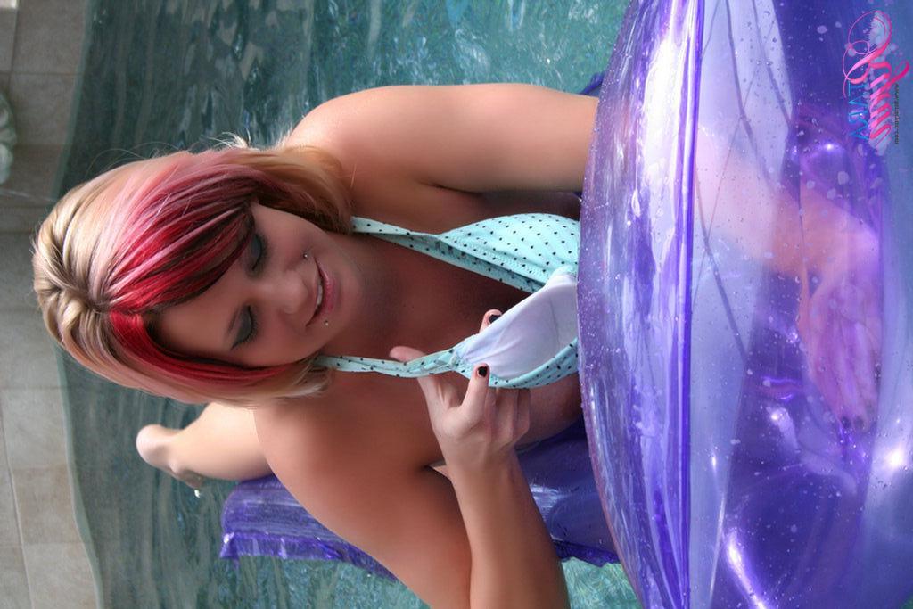 20P Pictures of Tara Ryan going for a nude swim