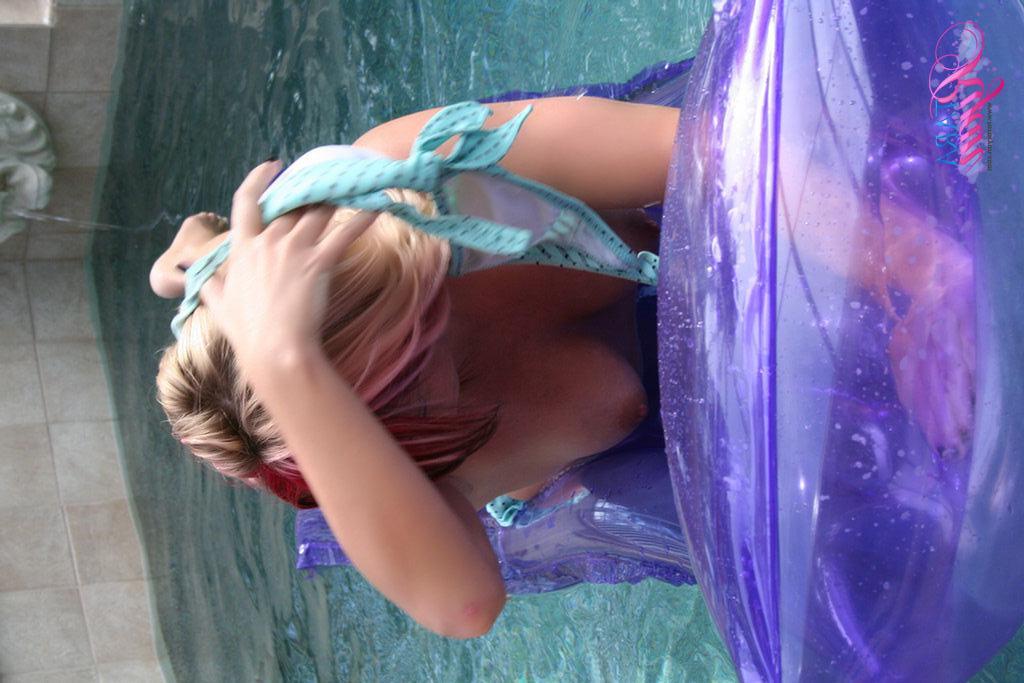 20P Pictures of Tara Ryan going for a nude swim