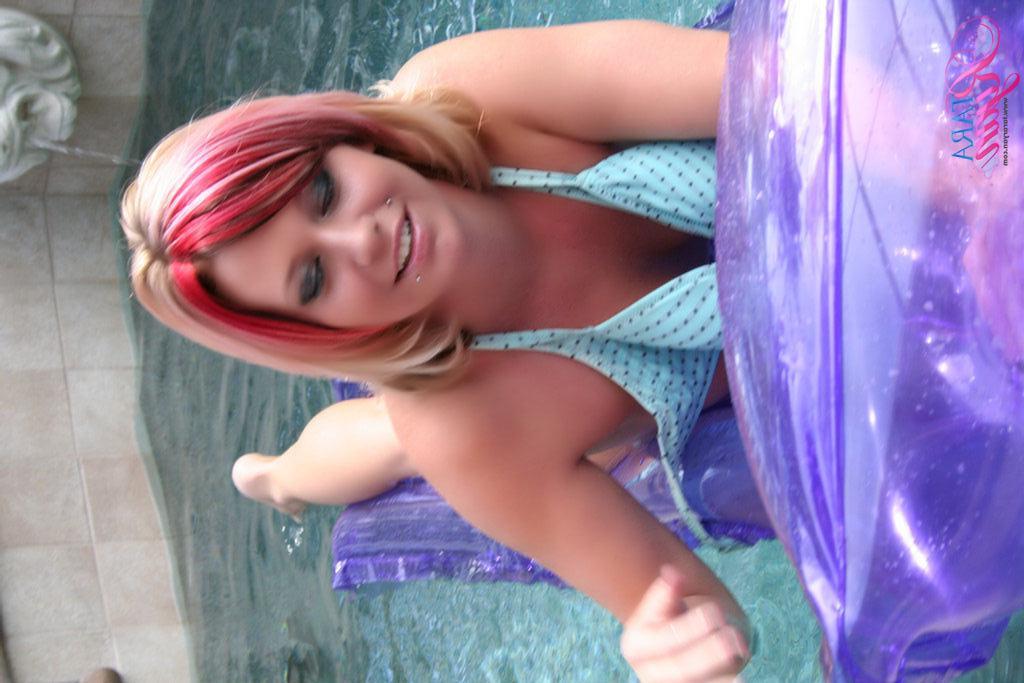 20P Pictures of Tara Ryan going for a nude swim
