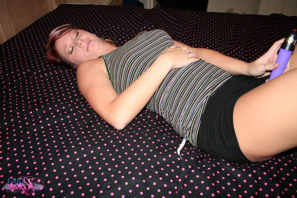 20P Pictures of teen hottie Tara Ryan shoving a vibrator up her wet pussy