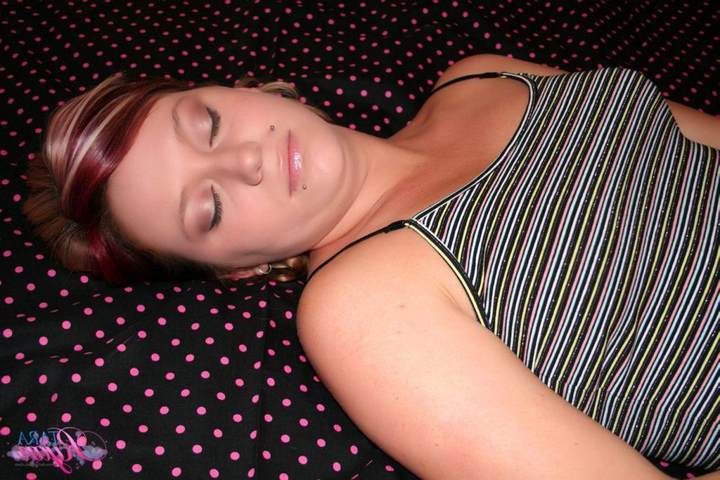 20P Pictures of teen hottie Tara Ryan shoving a vibrator up her wet pussy