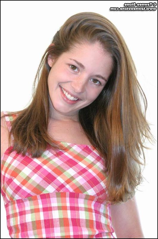 20P Pictures of Tawnee Stone stripping nude for you