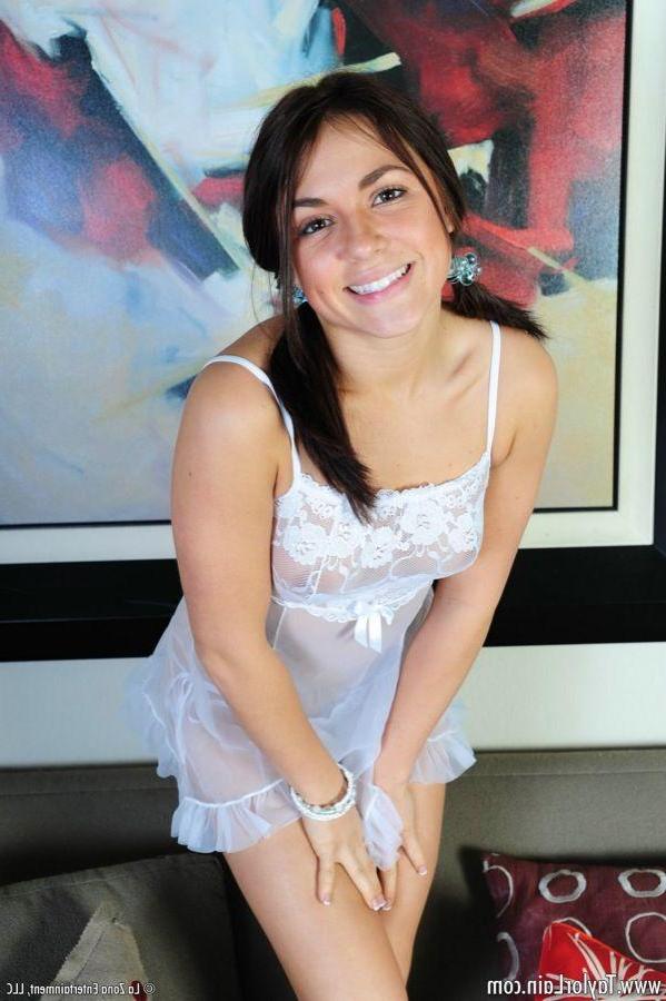 15P Pictures of teen hottie Taylor Lain getting nude for your pleasure
