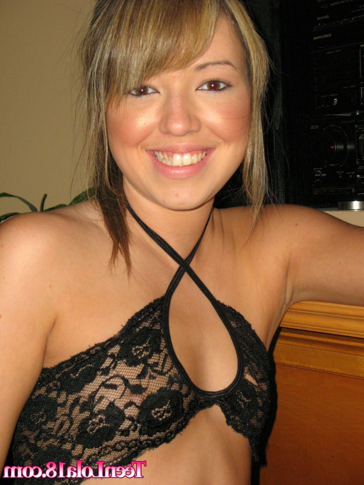 20P Pictures of Teen Lola 18 showing you her wet pussy