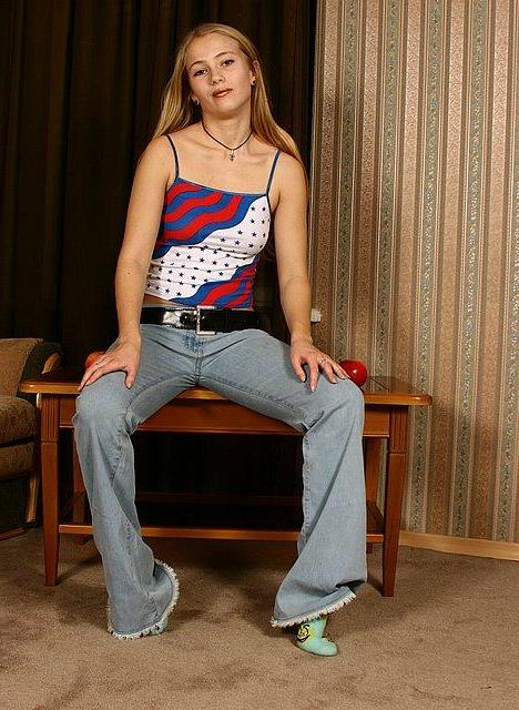 15P Pictures of teen amateur Tia Sweet stripping nude for you
