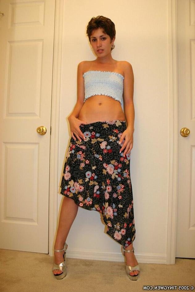 15P Pictures of Tiny Gwen getting nude
