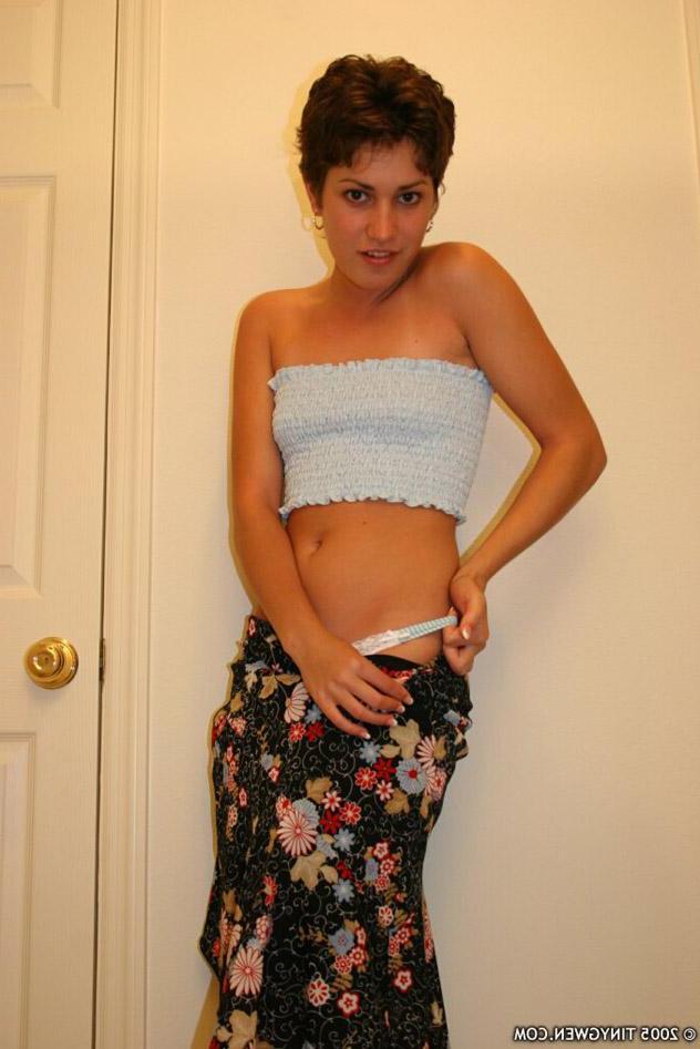 15P Pictures of Tiny Gwen getting nude