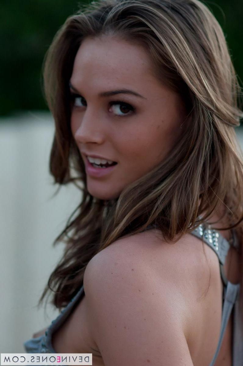 19P Pictures of hot teen girl Tori Black flashing her tits outside