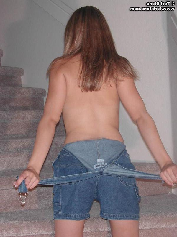 20P Pictures of Tori Stone stripping nude for you