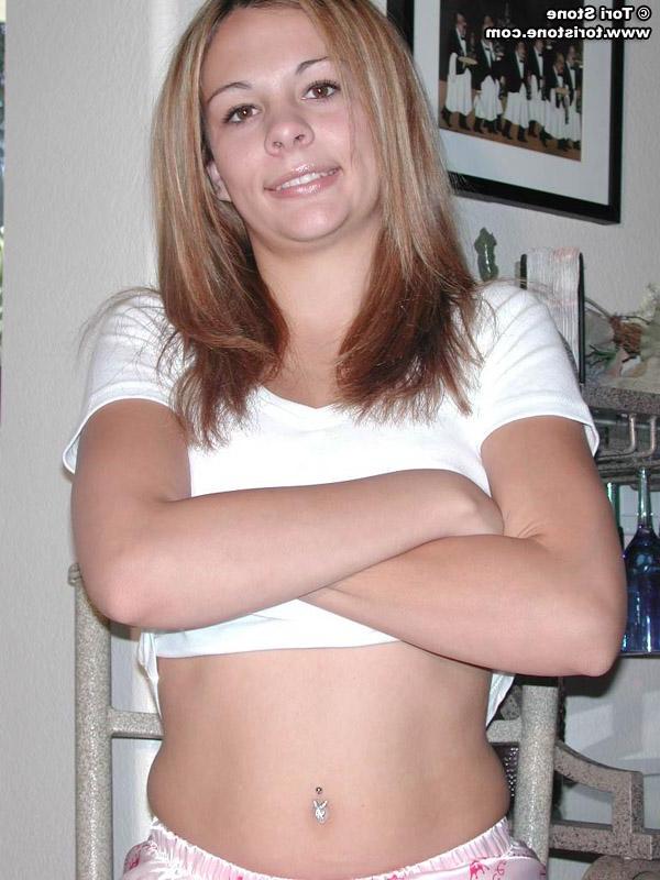 20P Pictures of Tori Stone working out in the nude