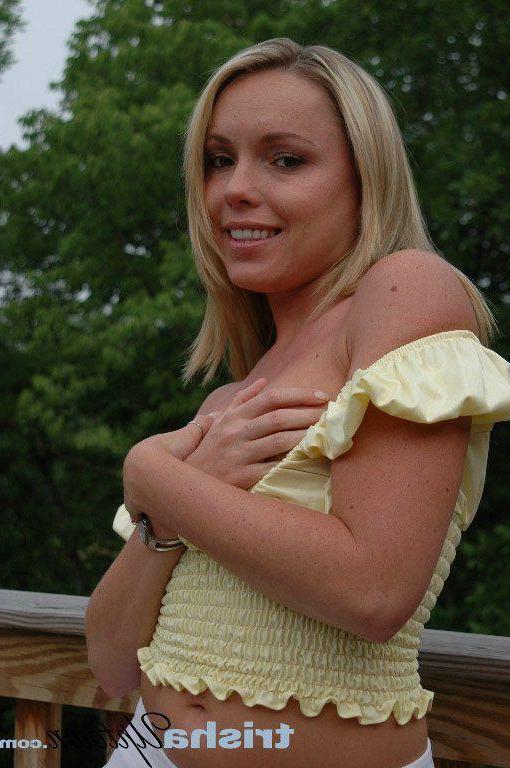 20P Pictures of Trisha Uptown fingering her pussy outside