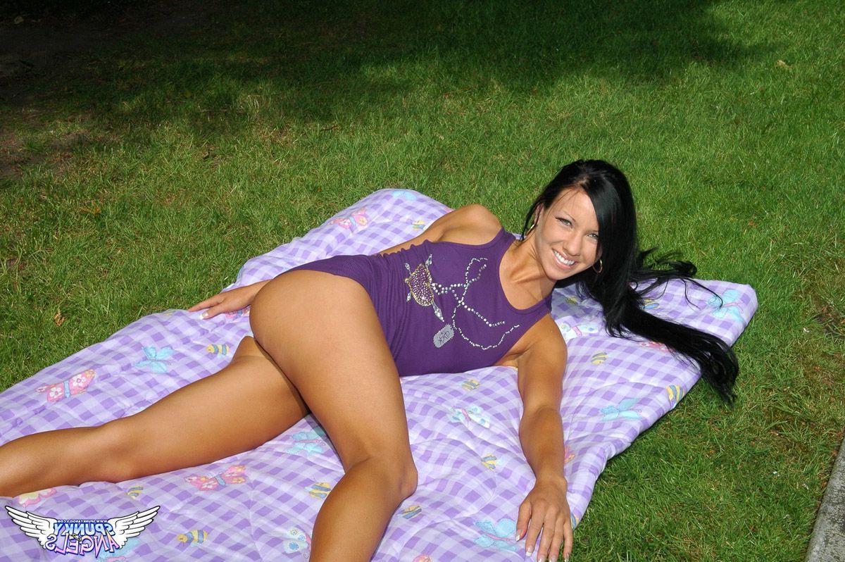20P Pictures of Trista Stevens fingering her pussy in the park