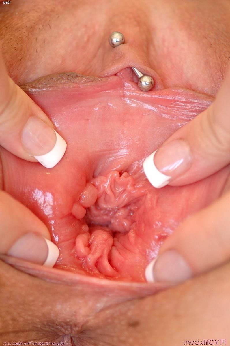 20P Pictures of Tristan Kingsley fingering her hole for you