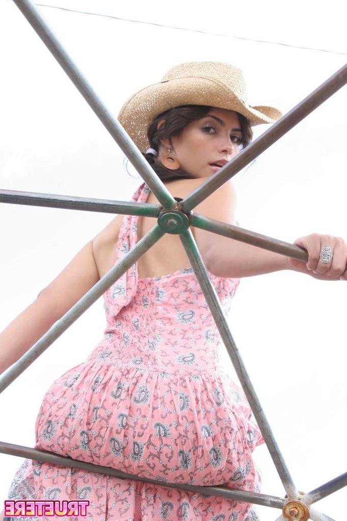 15P Pictures of True Tere dressed as the farmer\'s daughter