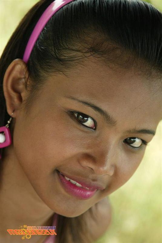20P Pictures of teen Tussinee Teen teasing with her hot body