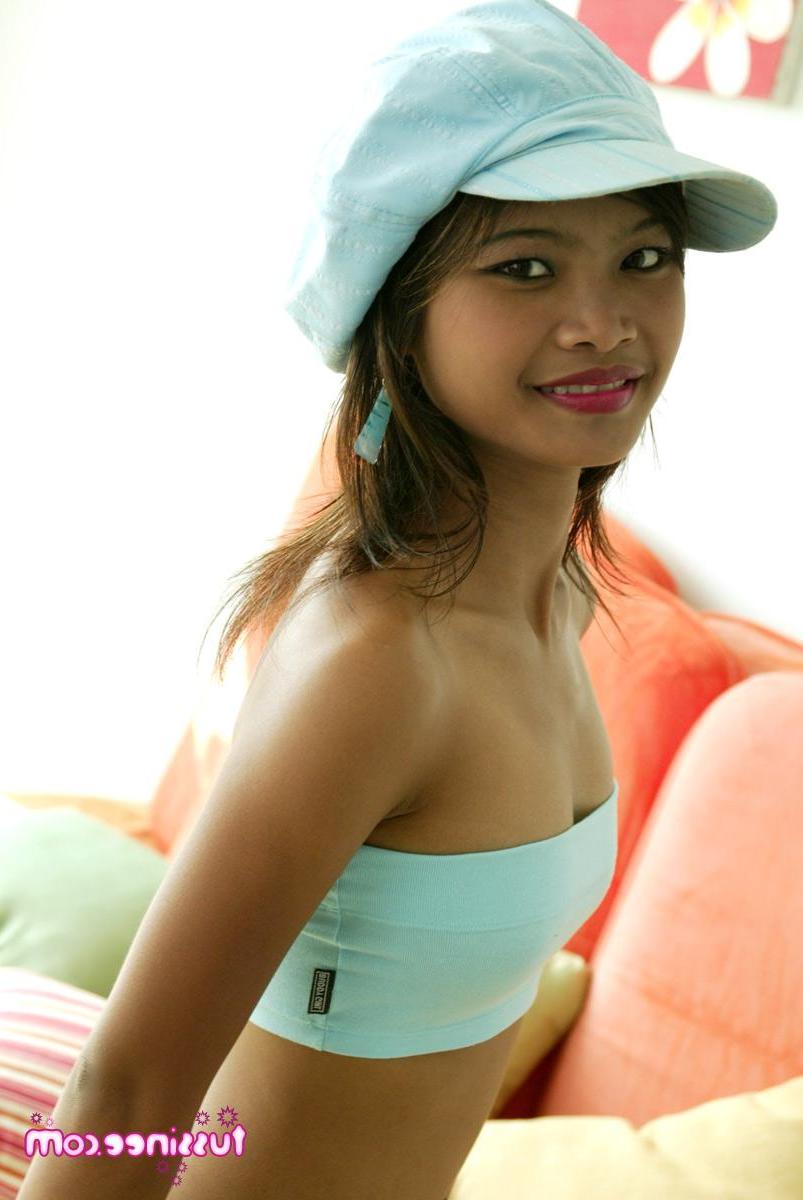 16P Pictures of Tussinee Teen teasing with her cute body