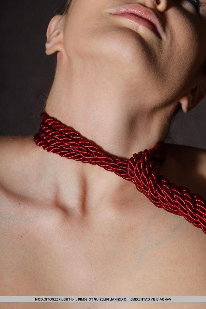 16P Beautiful brunetet Vanda B gets naked and ties herself up
