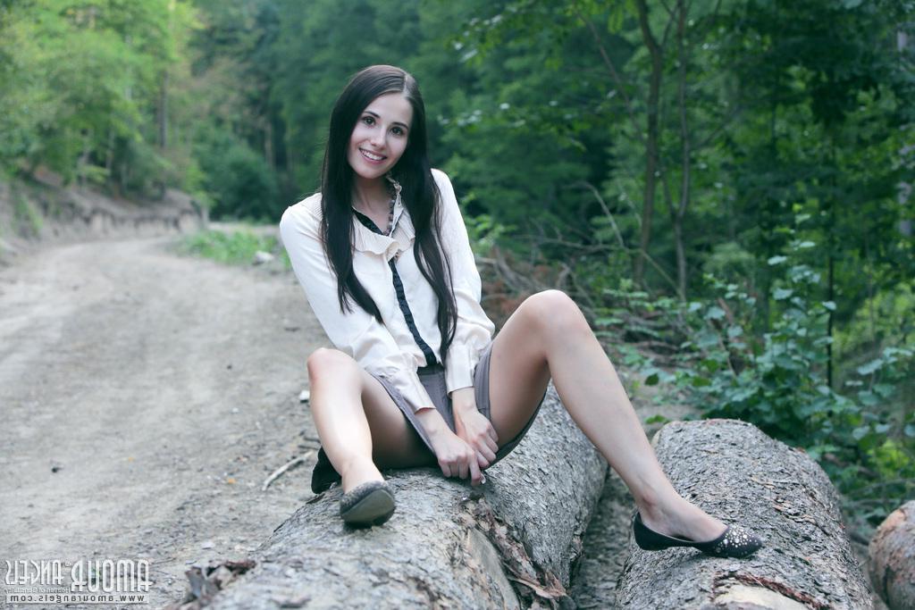 19P Brunette teen Vanessa Sky gets naked for you outside