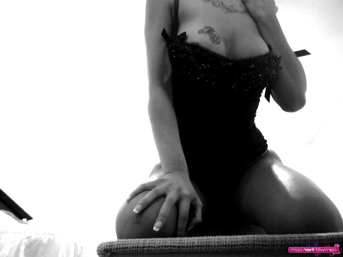 12P Hot cam girl Veronica in some classic black and white shots