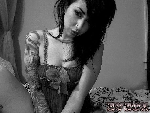 12P Pictures of Xo Eve showing off in black and white