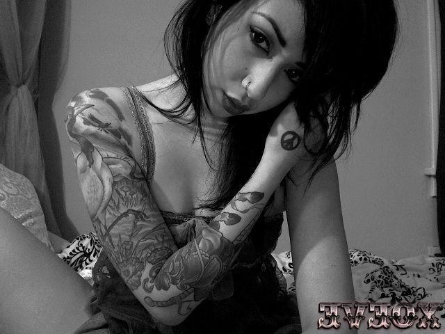 12P Pictures of Xo Eve showing off in black and white