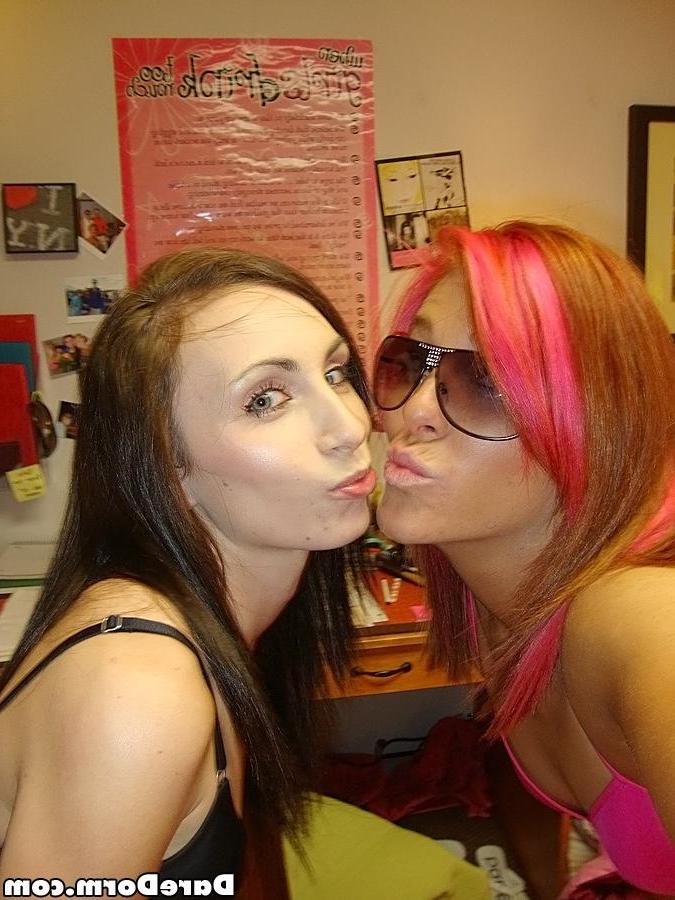 12P Two hot college girls give a threesome in the dorm