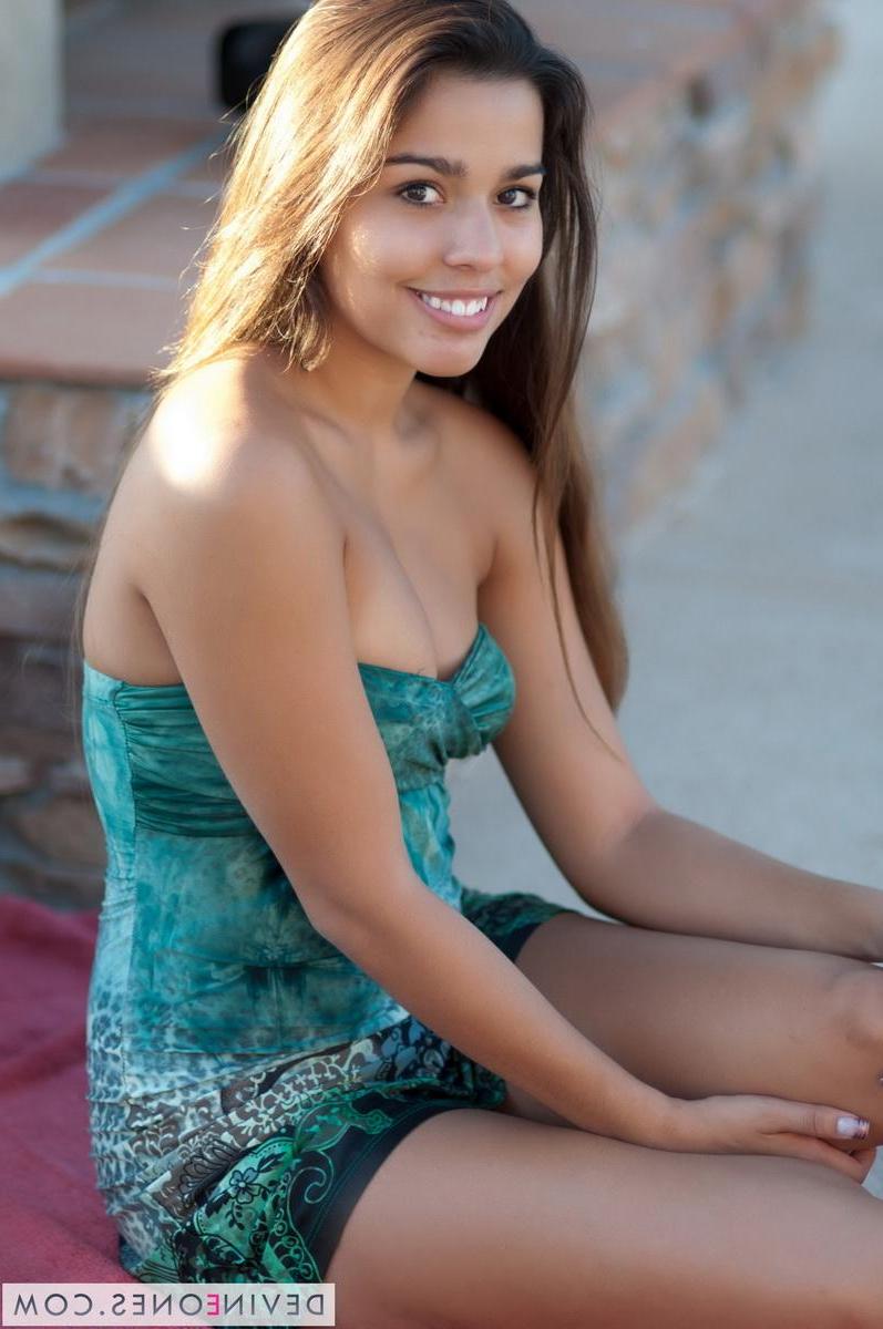 20P Pictures of Alexandra showing you up her skirt outside