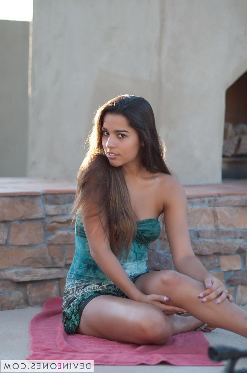 20P Pictures of Alexandra showing you up her skirt outside