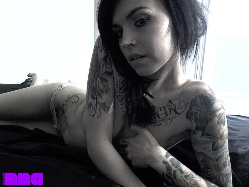 15P Alt hottie Chloe Cupcake teases in black and white
