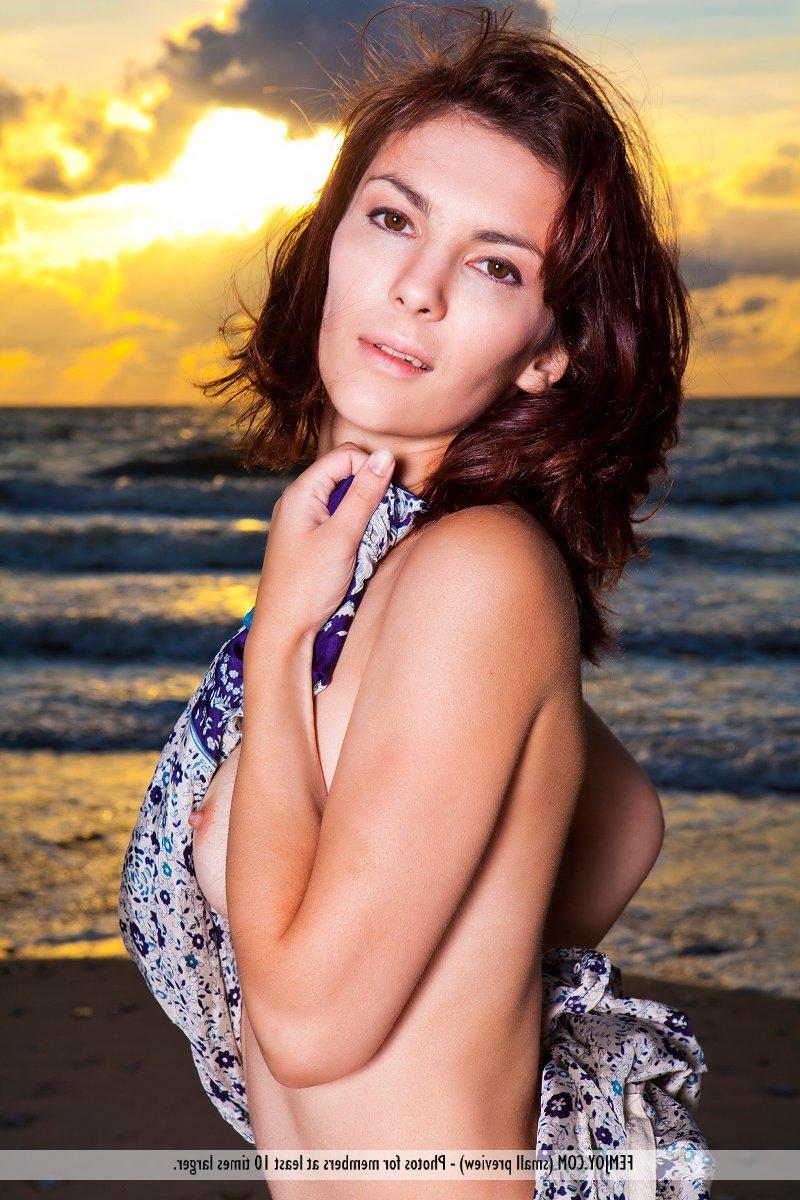 16P Pictures of teen girl Madeline going totally nude on a beach