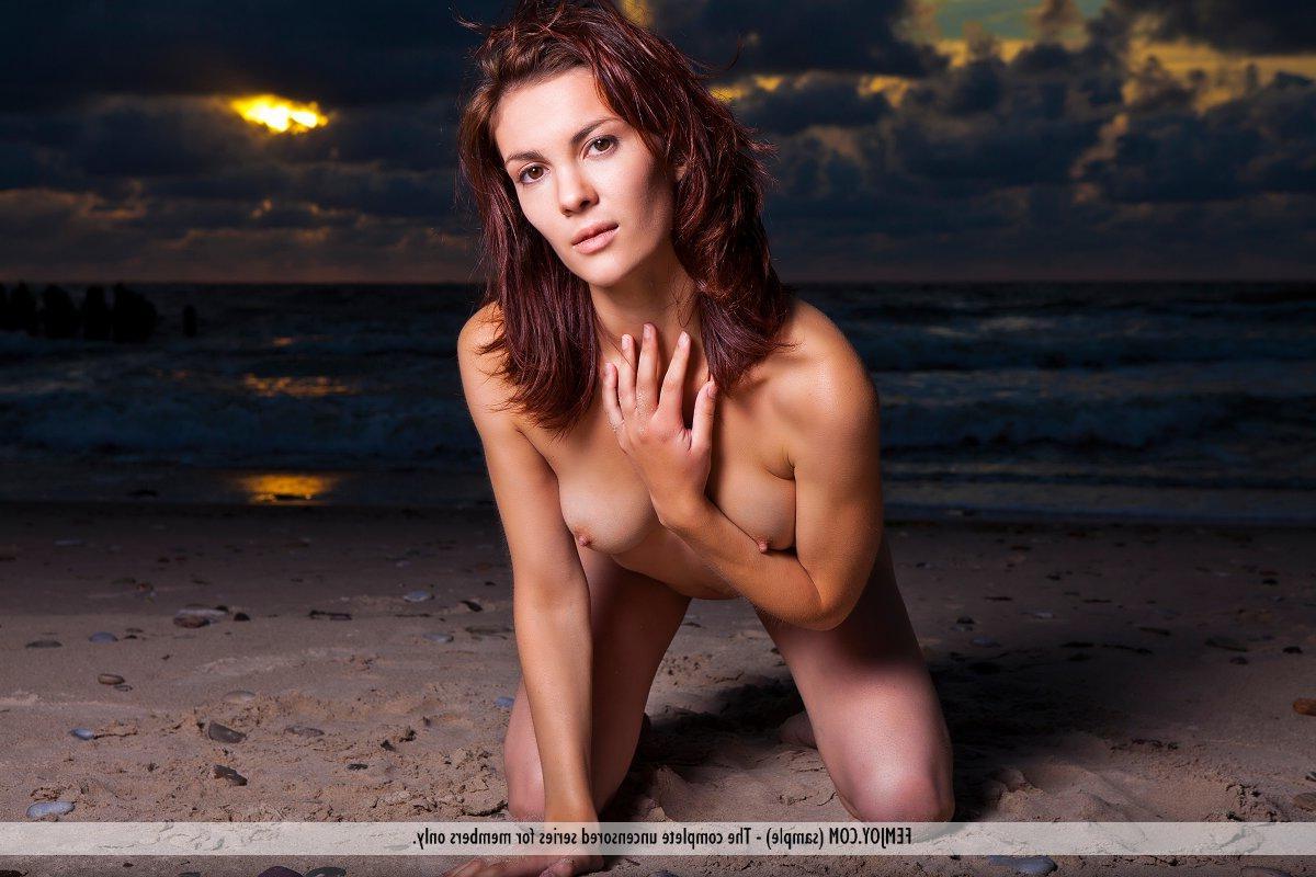 16P Pictures of teen girl Madeline going totally nude on a beach