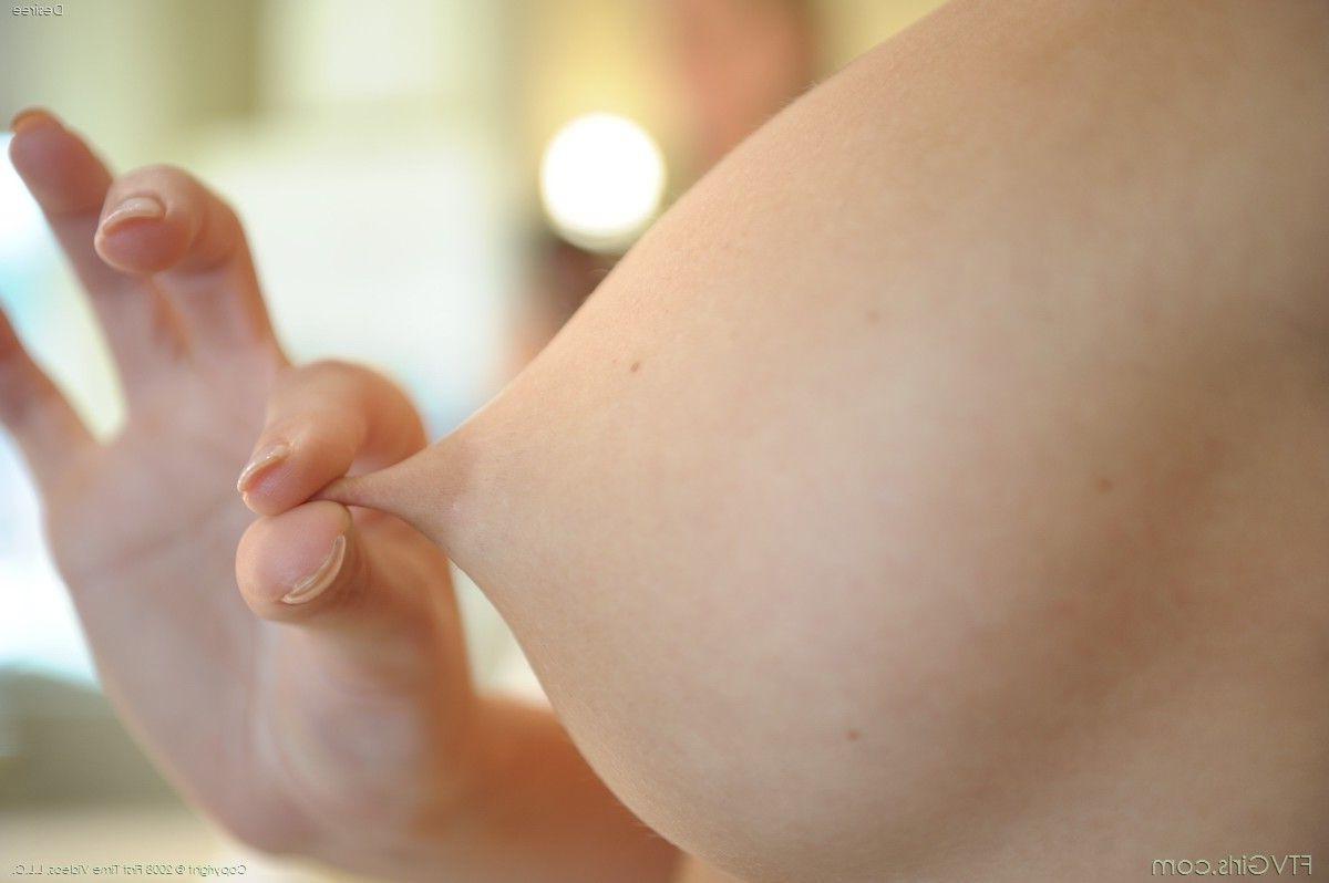 20P Pictures of Desiree going nude outside
