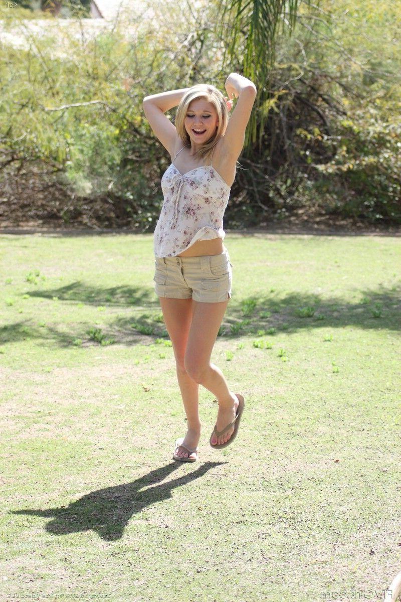 20P Pictures of Kali all nude outside