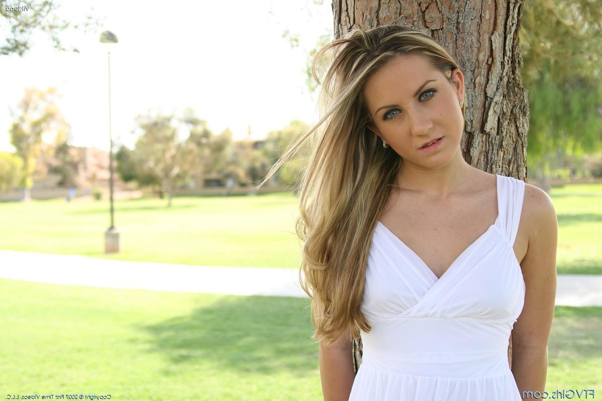 20P Pictures of a hot teen using a vibrator outside