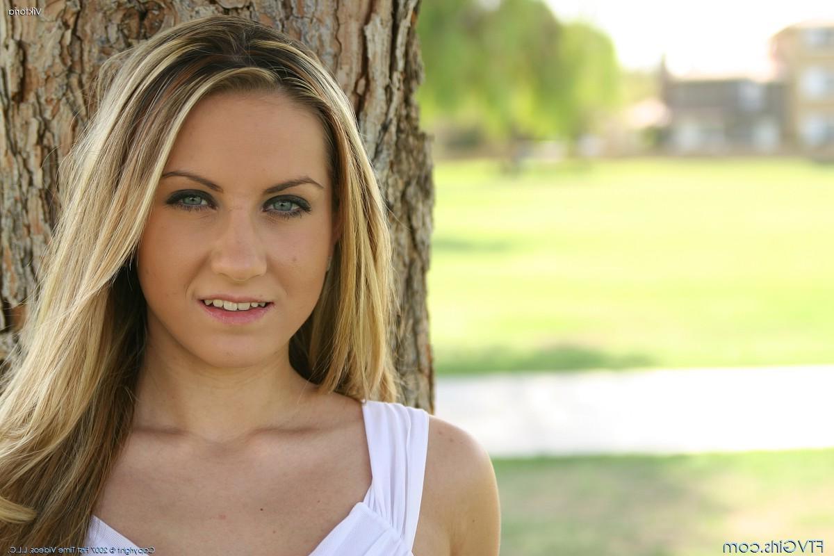 20P Pictures of a hot teen using a vibrator outside