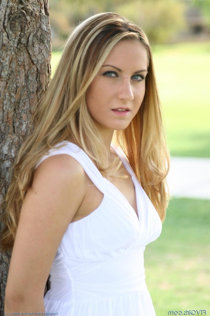 20P Pictures of a hot teen using a vibrator outside
