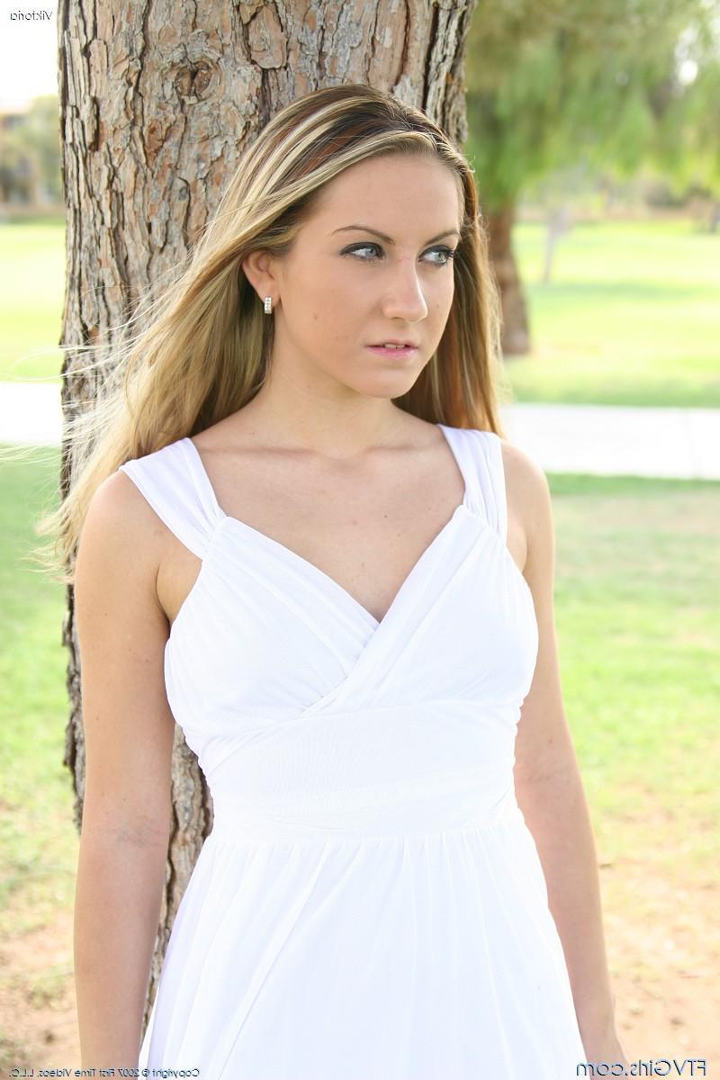 20P Pictures of a hot teen using a vibrator outside
