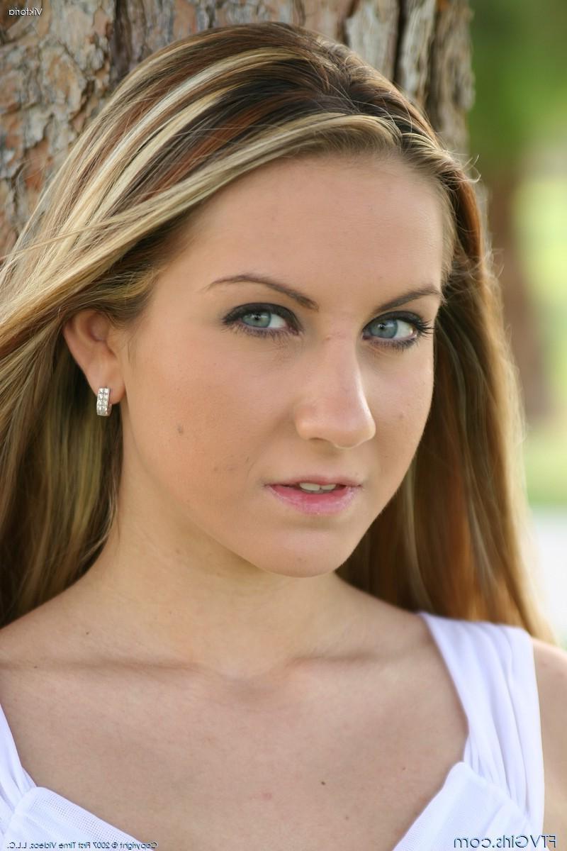 20P Pictures of a hot teen using a vibrator outside