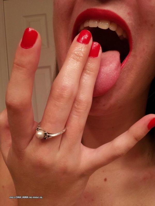 15P Anonymous chick fingering her smooth juicy pussy