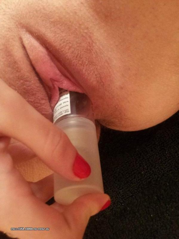 15P Anonymous chick fingering her smooth juicy pussy