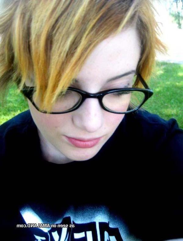15P Picture gallery of a group of alternative hotties showing off