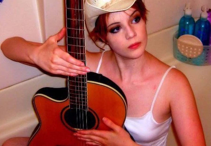 15P Picture gallery of a group of alternative hotties showing off