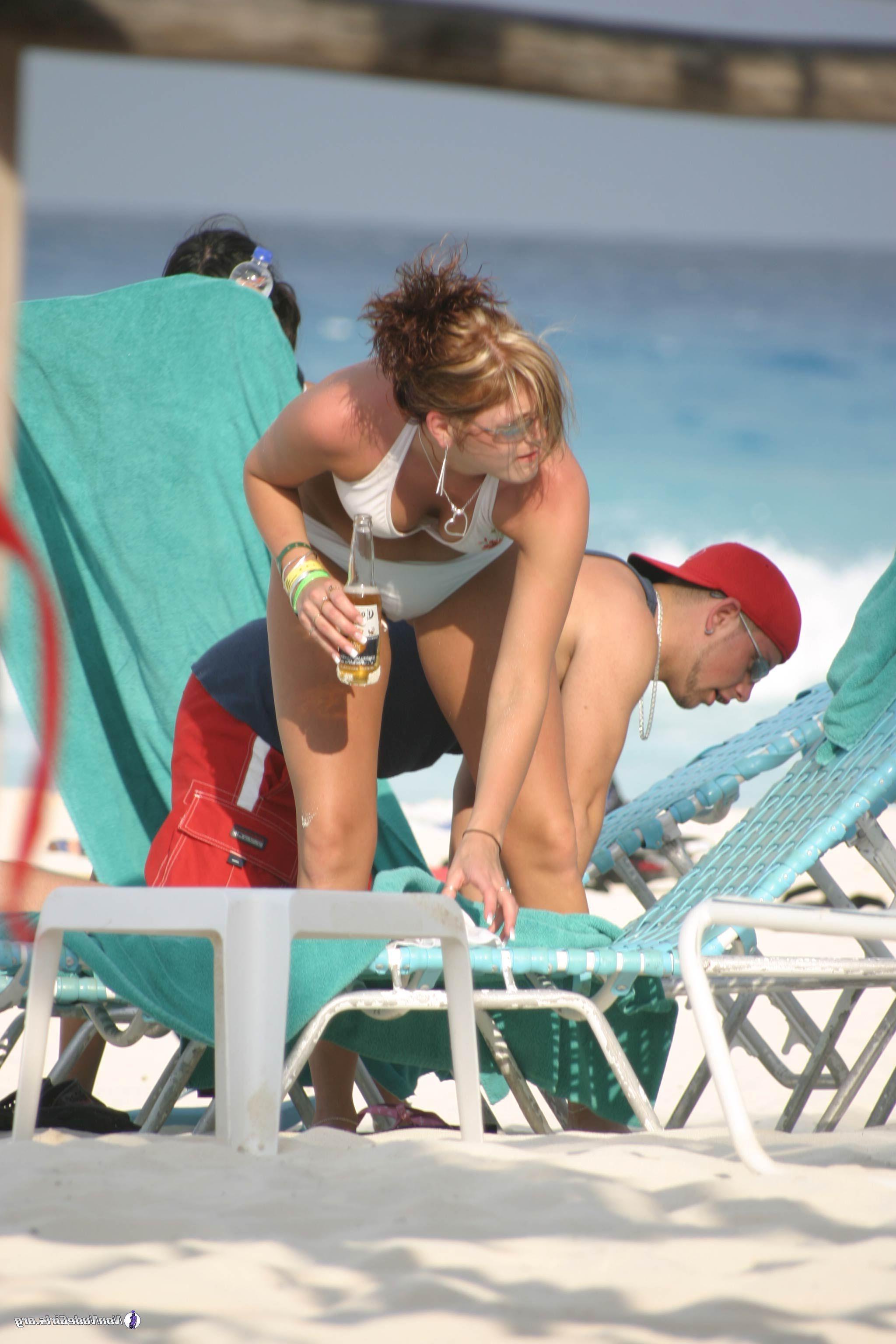 19P Pictures of horny coeds getting their freak on