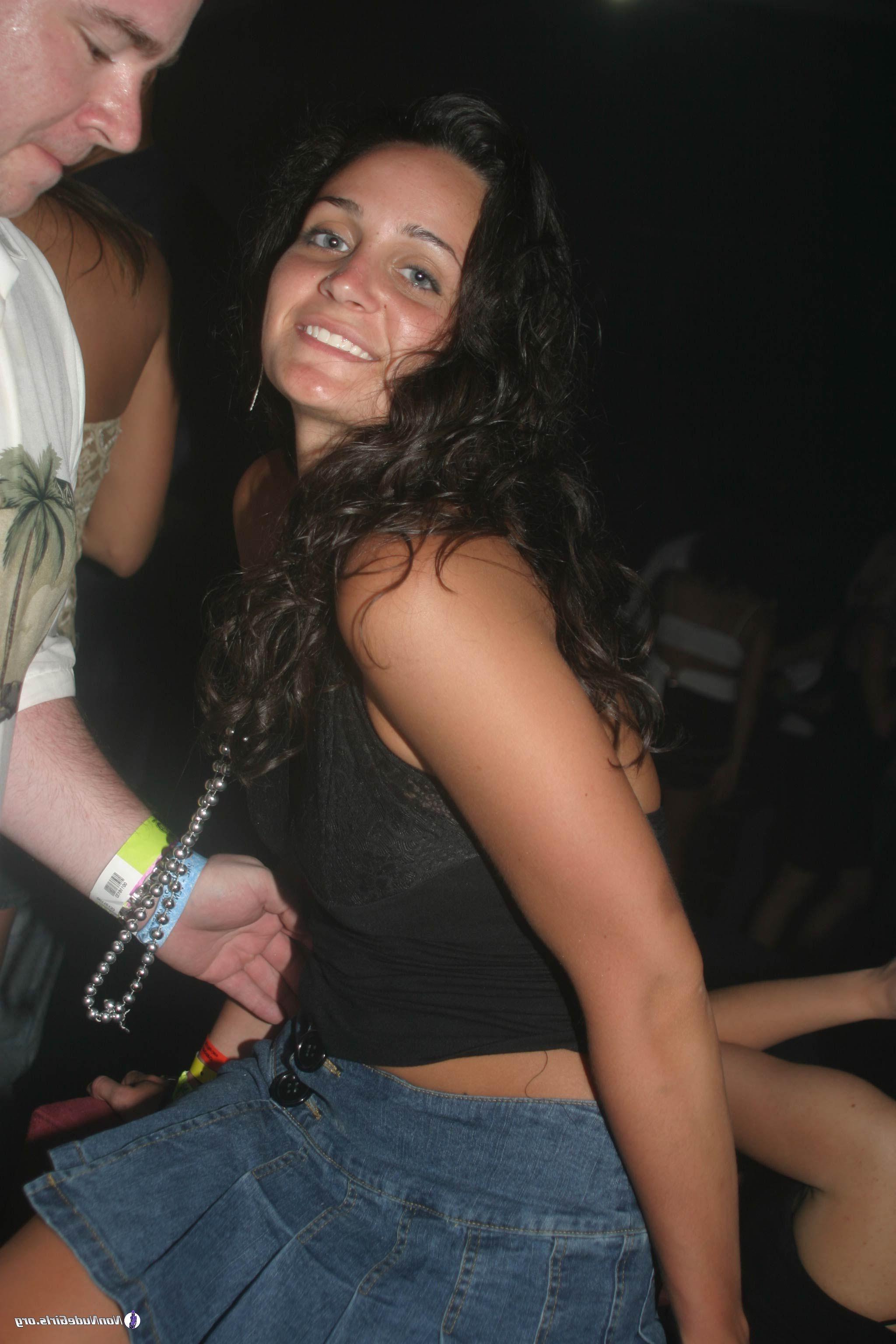 19P Pictures of horny coeds getting their freak on