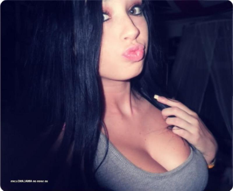 15P Self-shot non-nude pictures of a sexy pretty honey