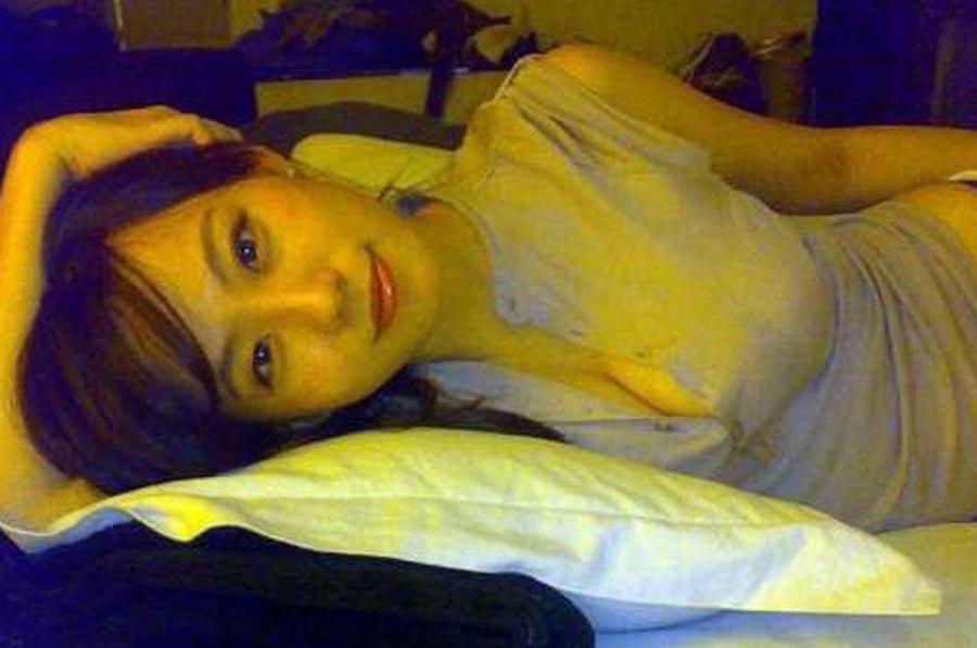 16P Pictures of a hot asian teen showing off